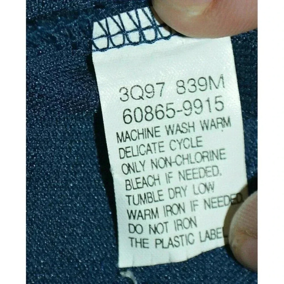 VTG Levis SilverTab Embossed Logo Sweater Navy Blue Long Sleeve Shirt M V Neck - Picture 3 of 4